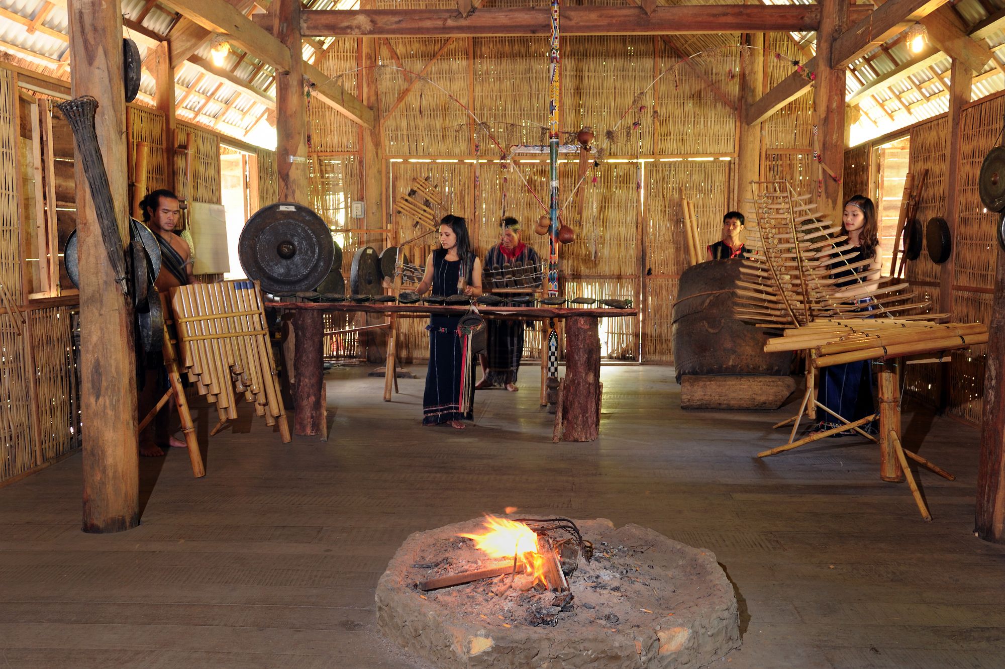 Sân khấu cồng chiêng